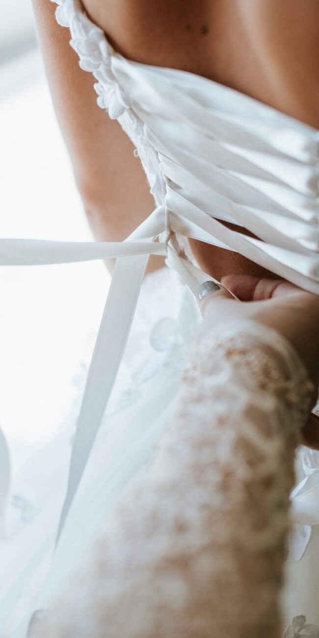 Binden des Hochzeitskleides